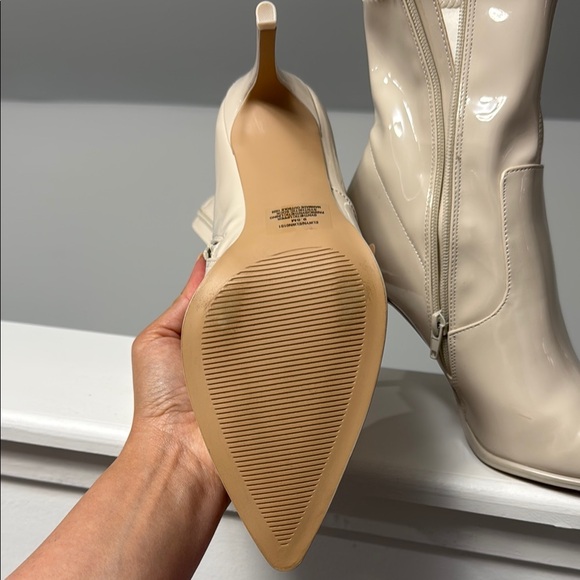 Elegant Cream Steve Madden 9.5 Ankle Patent Boots - Picture 2 of 6